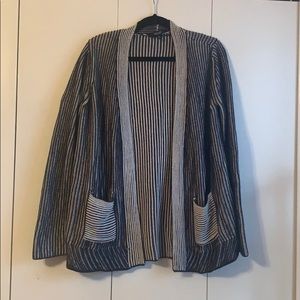 Contrasting knit stripe flyaway